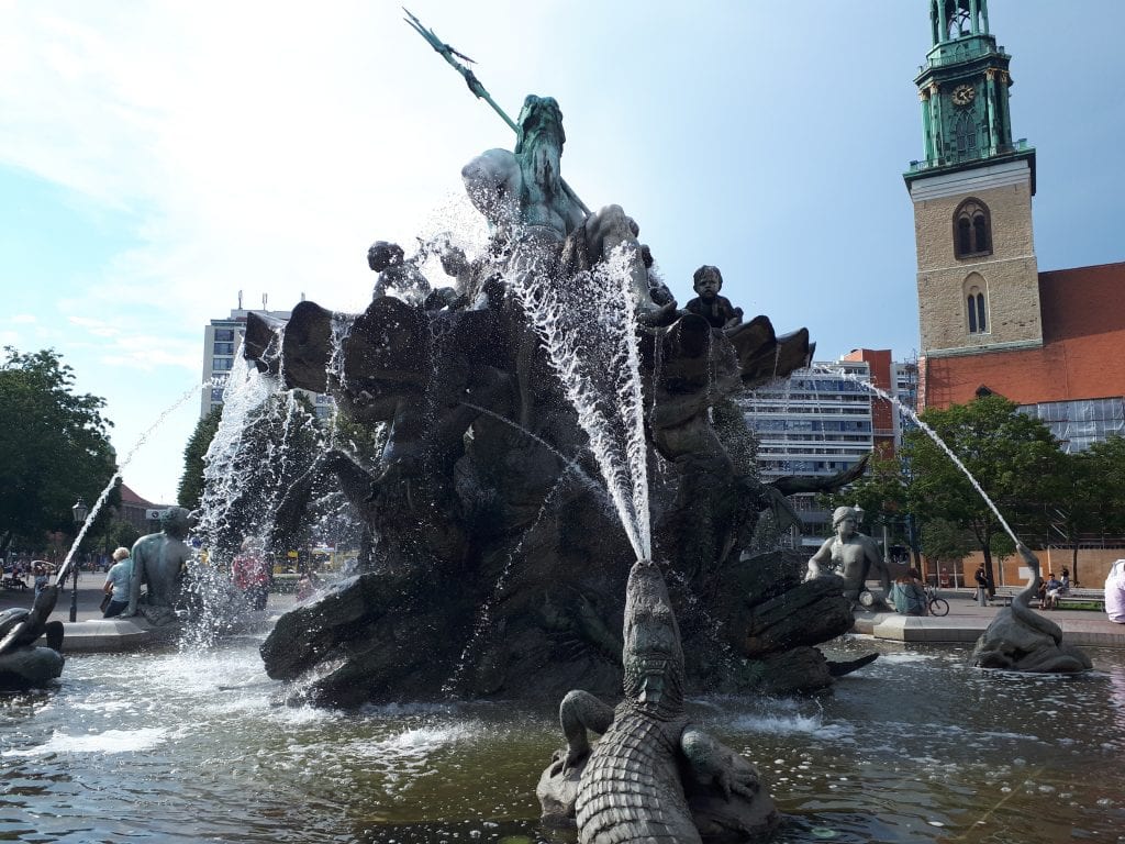 Berlín se pyšní touto fontánou Neptuna. V pozadí kostel svaté Panny Marie.