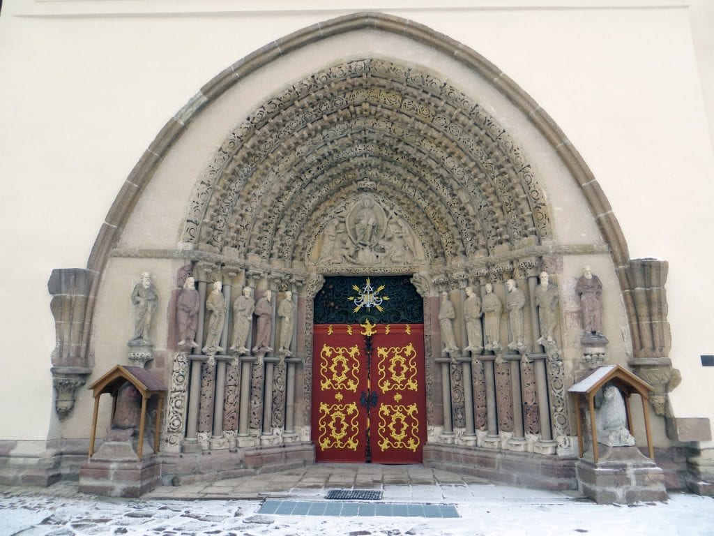 Unikátně zdobený portál - Brána do nebes.