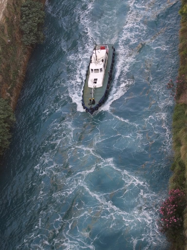 Korintský průplav může obsloužit jen malá plavidla.