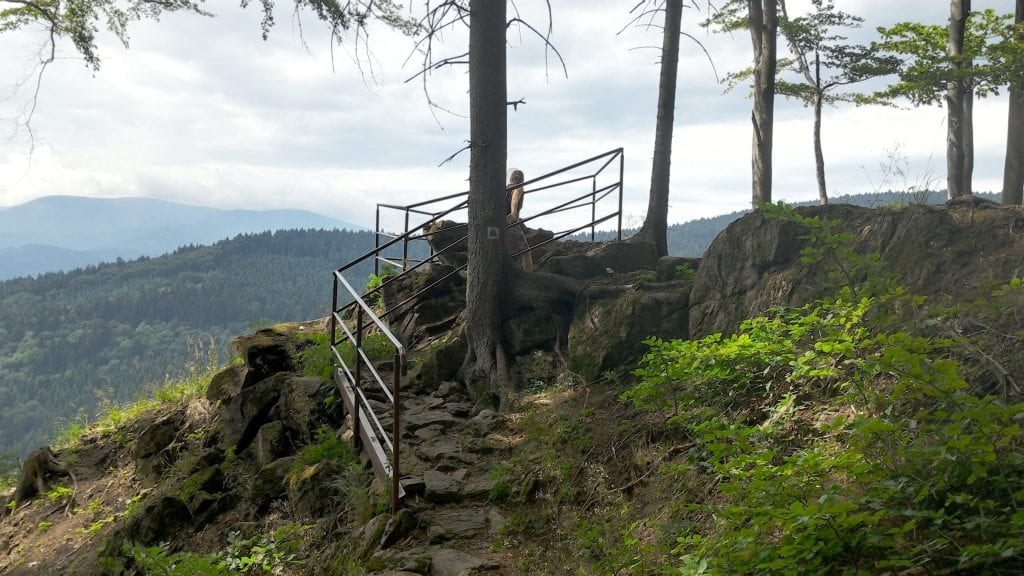 Na Heckelových skalách je zbudována vyhlídka se zábradlím.