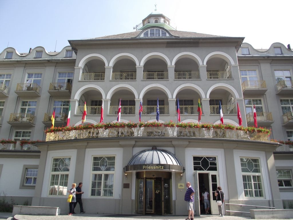 Hlavní budova Priessnitzových léčebných lázní je unikátní