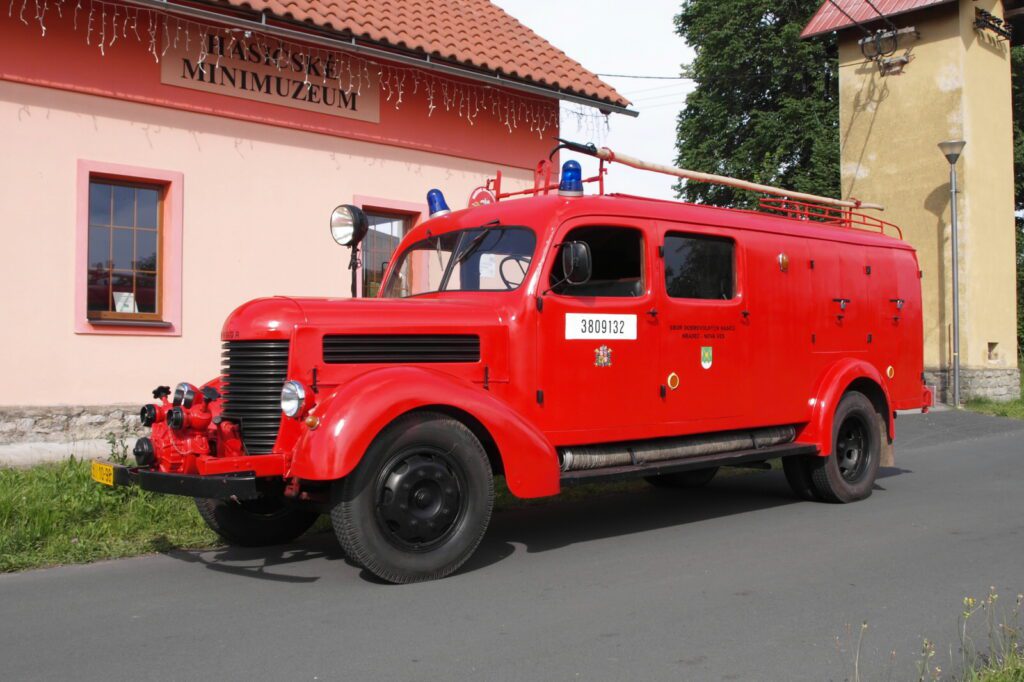 Historický hasičský automobil PRAGA RN z roku 1955.