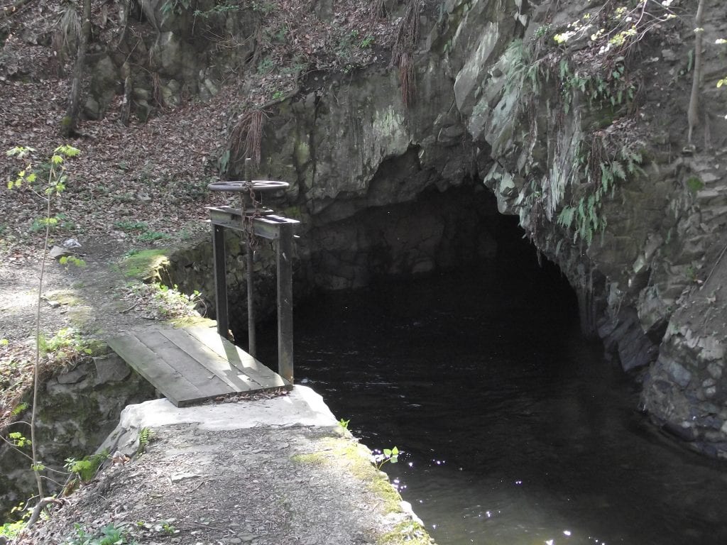 Zde je proražen tunel mezi splavem na řece Moravici a náhonem.