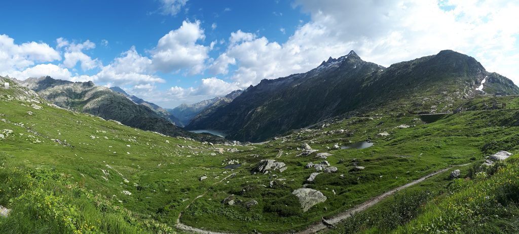 Zelené údolí při cestě na ledovec Rhonegletscher.