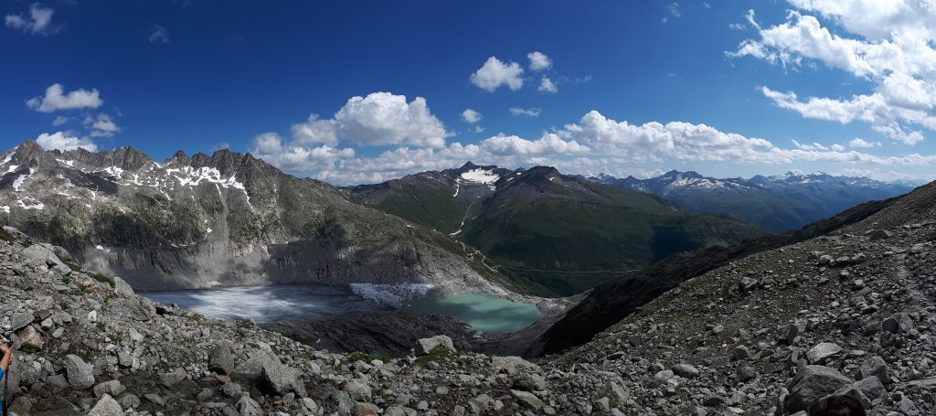 Úchvatná panoramata. V levé části nám už vykukuje ledovec Rhonegletscher.