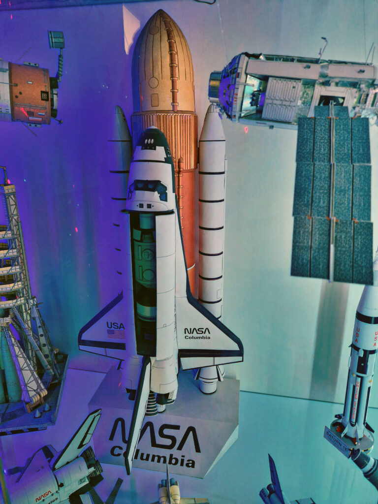 Přes metr vysoký detailní model raketoplánu Columbia.
