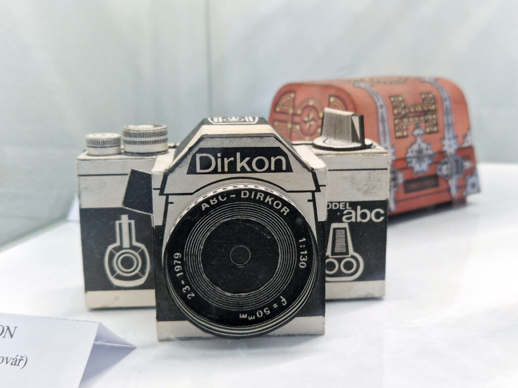 Legendární Dirkon, funkční fotoaparát z papíru na klasický film.