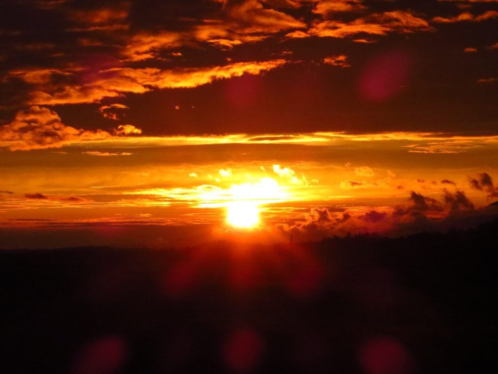 I takový západ slunce můžete vidět, vydáte-li se po hřebeni Orlických hor.