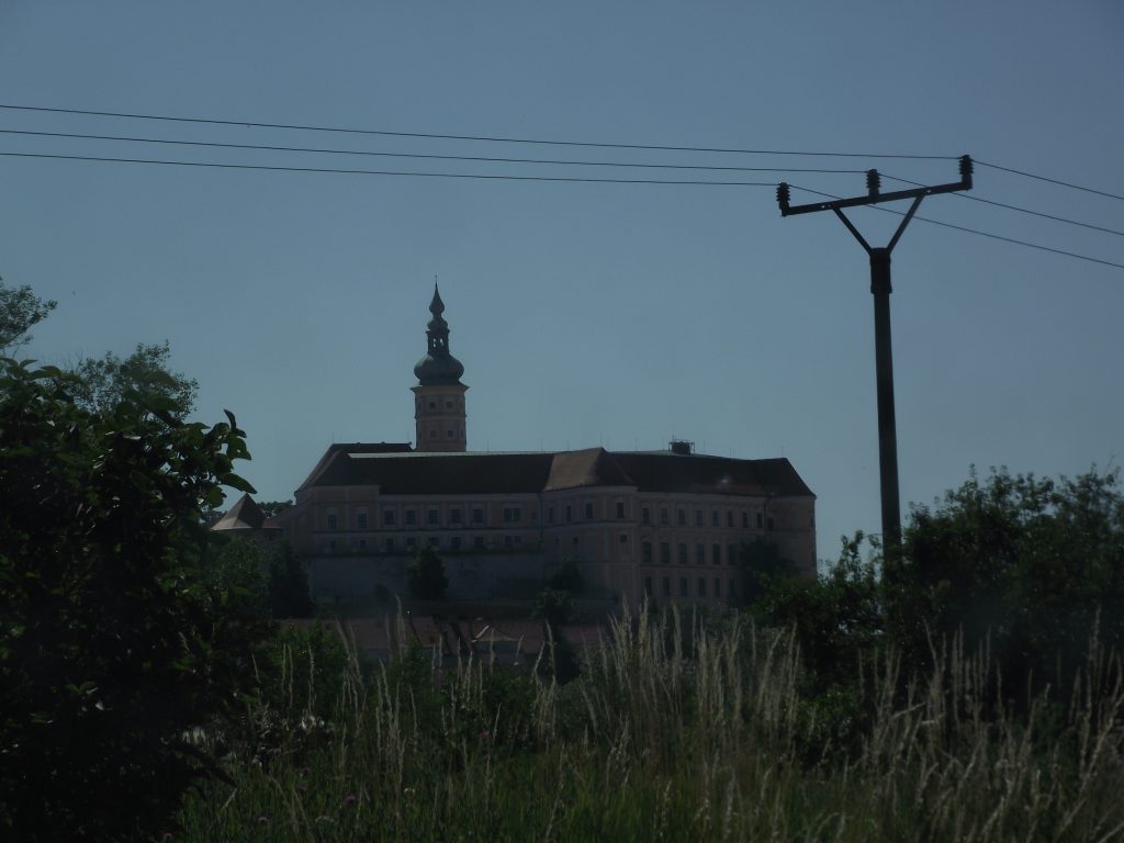 Mikulov a jeho zámek je nedaleko.
