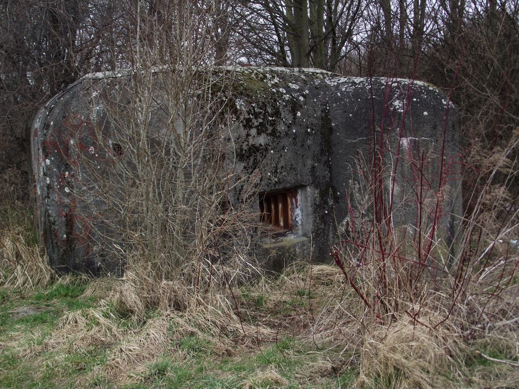 Jeden z malých bunkrů určených pro pár vojáků.