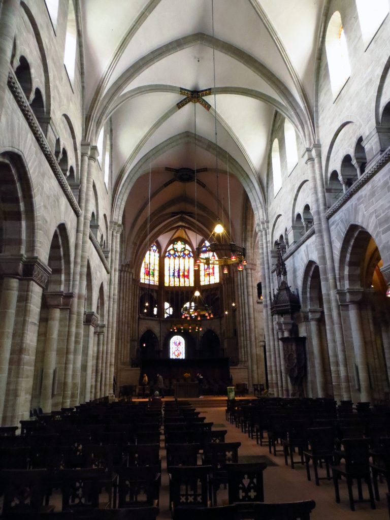 Basilejská katedrála má vysoké klenuté stropy.