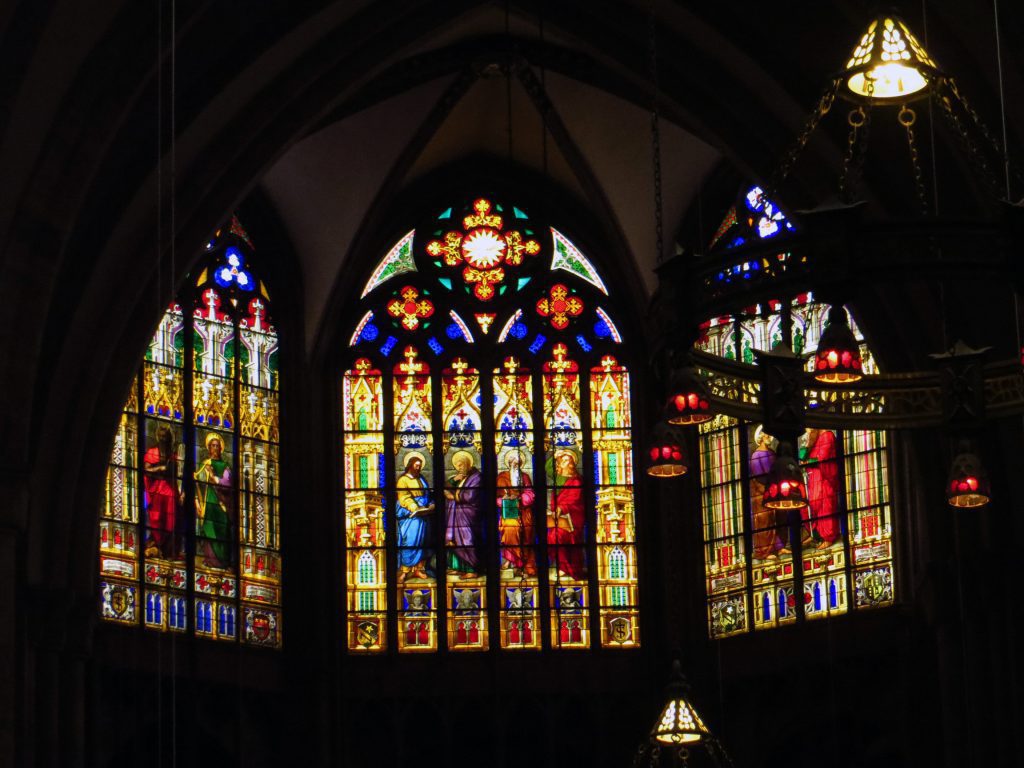 Nádherně zdobená okna, to je Basilejská katedrála.