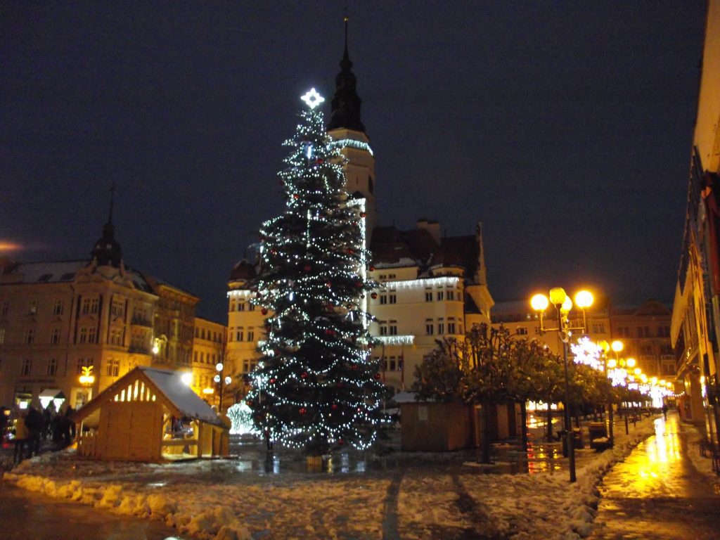 Dnes se vánoční stromy stavějí v každém městě.
