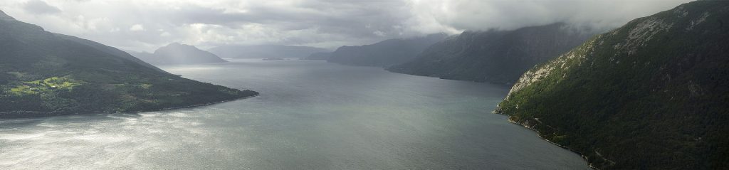 Norské fjordy jsou krásné.