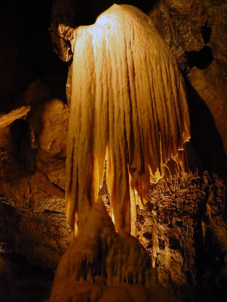 Vápencový závoj je pro Punkevní jeskyně jednou z dominant.