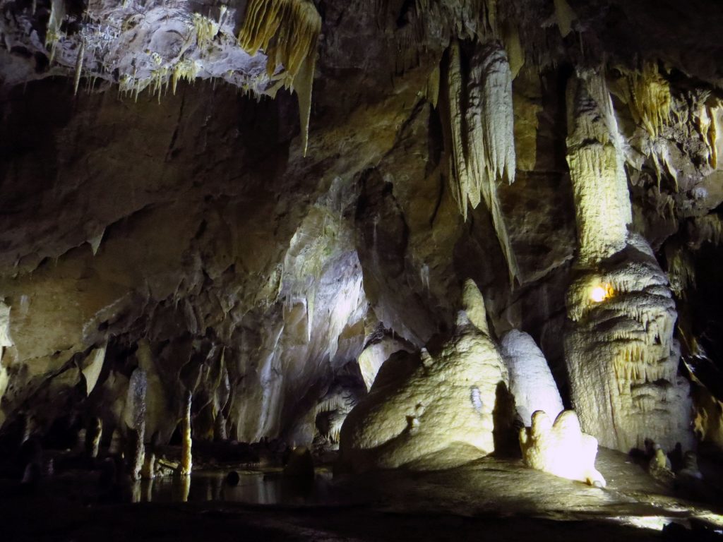 Punkevní jeskyně mají množství dómů a jezírek.