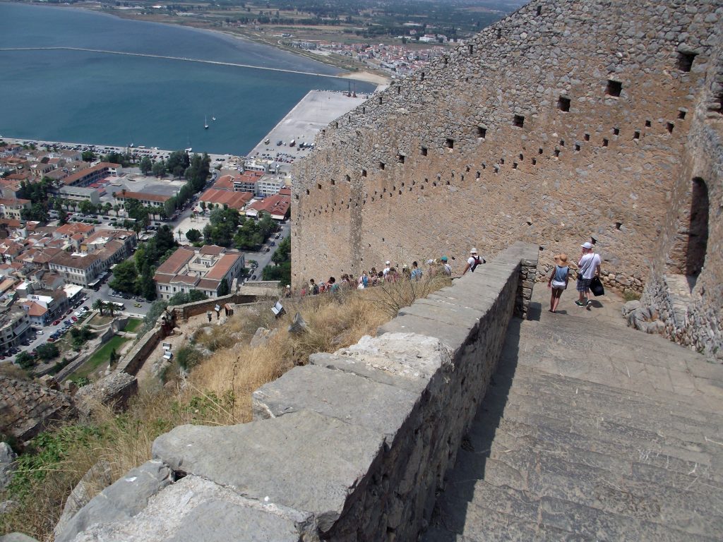 Slavné schody z pevnosti Palamidi.