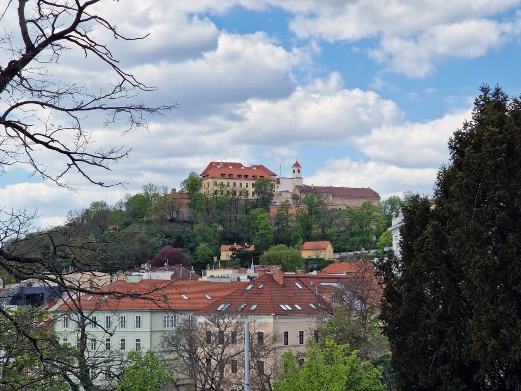 Petrov chrání hradby, ze kterých je vidět i hrad Špilberk.