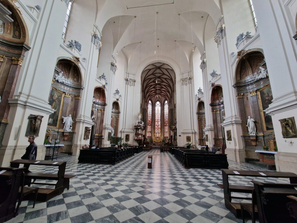 Novogotický interiér katedrály vás uchvátí.