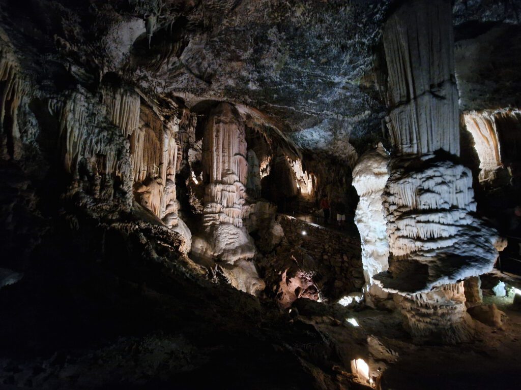 Jeskyně Postojná zdobí mohutné stalagnáty.