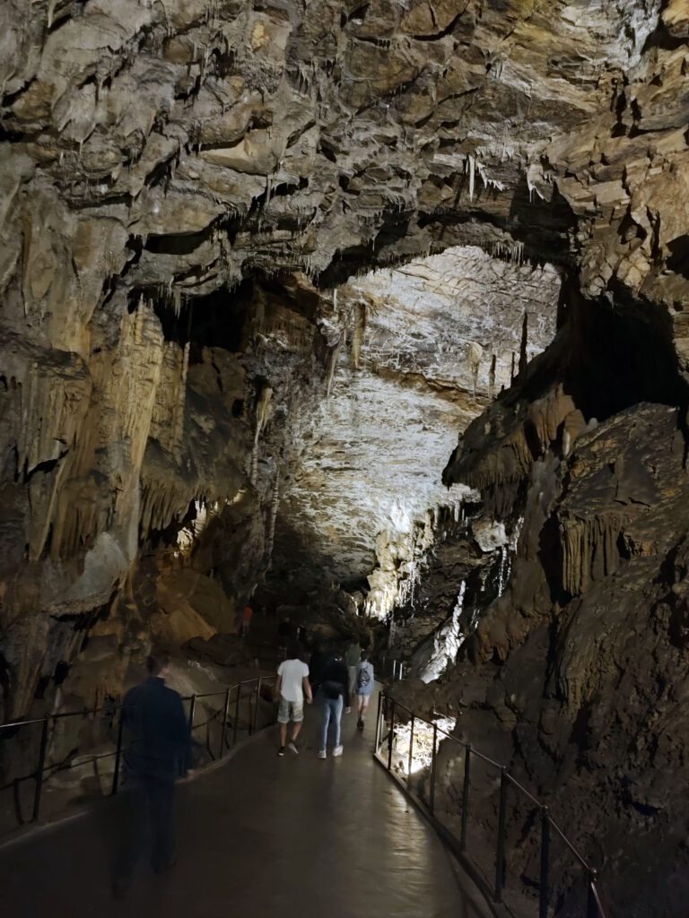 Jeskyně Postojná má i pěší část prohlídky.
