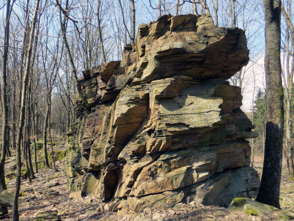 Skalní stěny jsou přírodním úkazem Hornosvratecké vrchoviny.