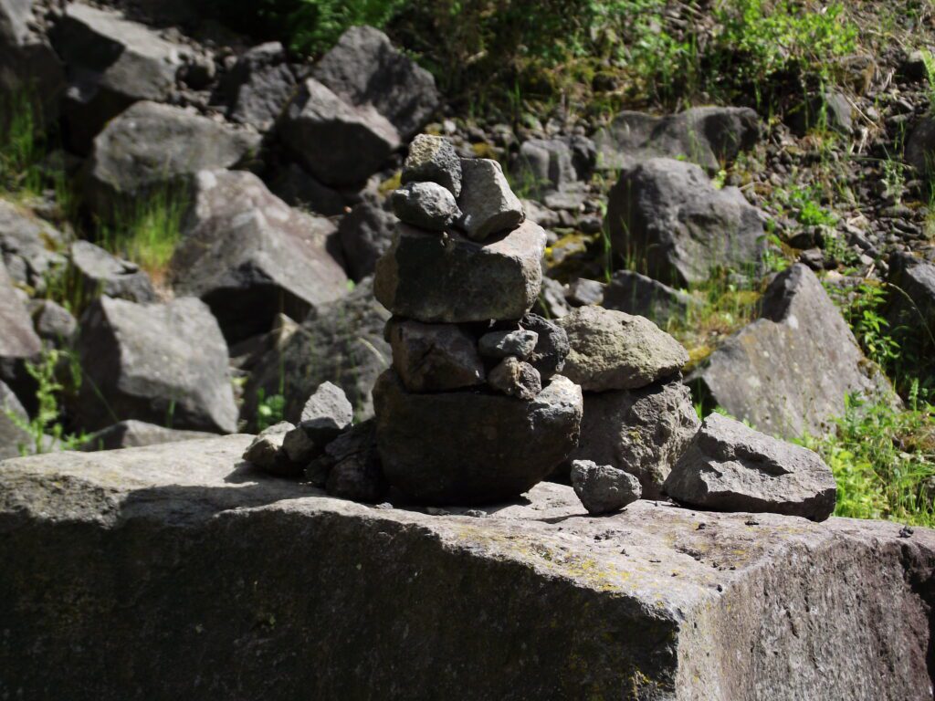 Spadlé kameny inspirují některé návštěvníky.