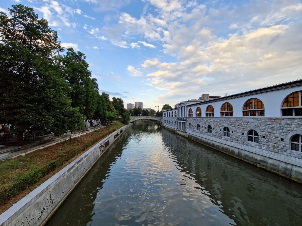 Skrz Lublaň a historické centrum protéká řeka Lublaňka. Můžete se svézt i na vyhlídkové lodi.