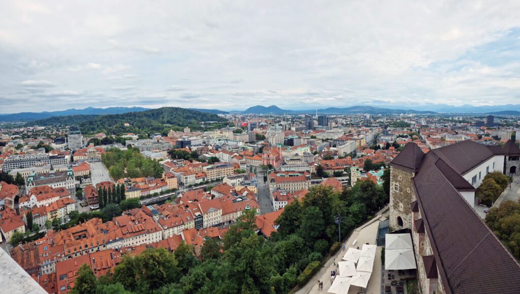 Krásný výhled na Lublaň z věže Lublaňského hradu.