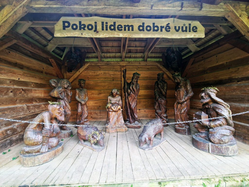 Galerie soch Velké Karlovice je zajímavá i tímto betlémem vytvořeným českými a slovenskými řezbáři.