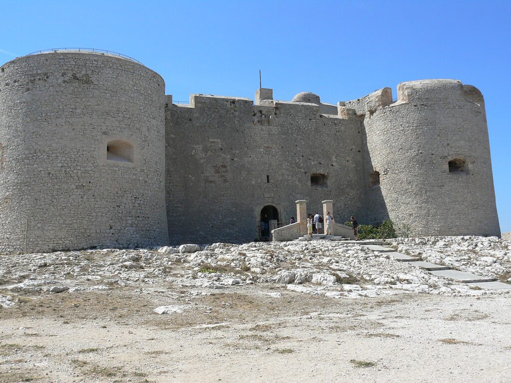 Pevnost má mohutné hradby.