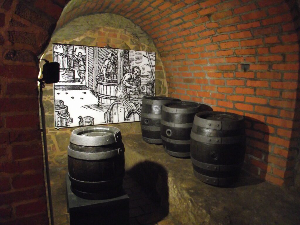 Pivovarské sudy v podzemí.