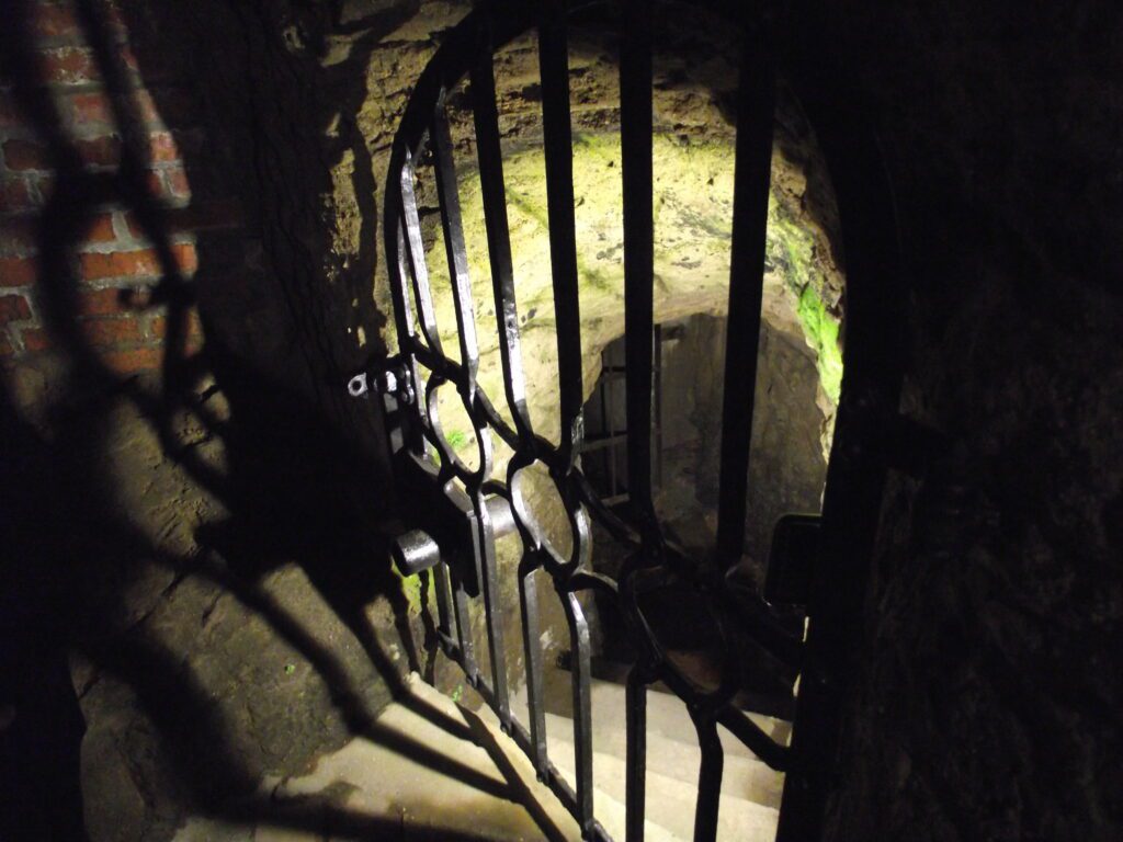 Za touto mříží je jedna z mnoha podzemních studní.