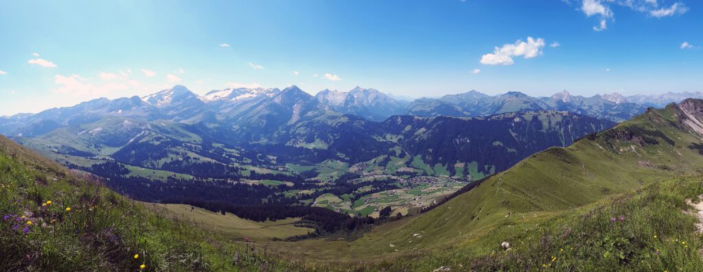 Cestou na Giferspitz vás budou doprovázet všudypřítomná panoramata Alp.