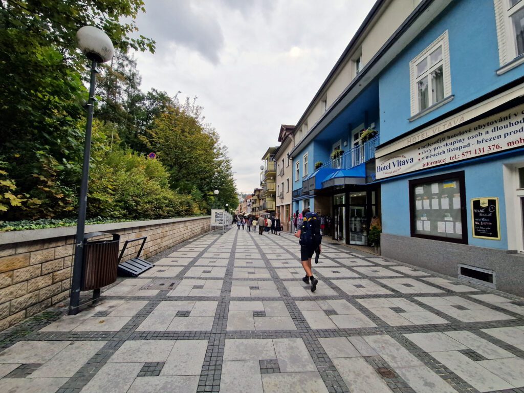 Jedna z nejrušnějších ulic v Luhačovicích. Odneste si suvenýr či lázeňské oplatky.