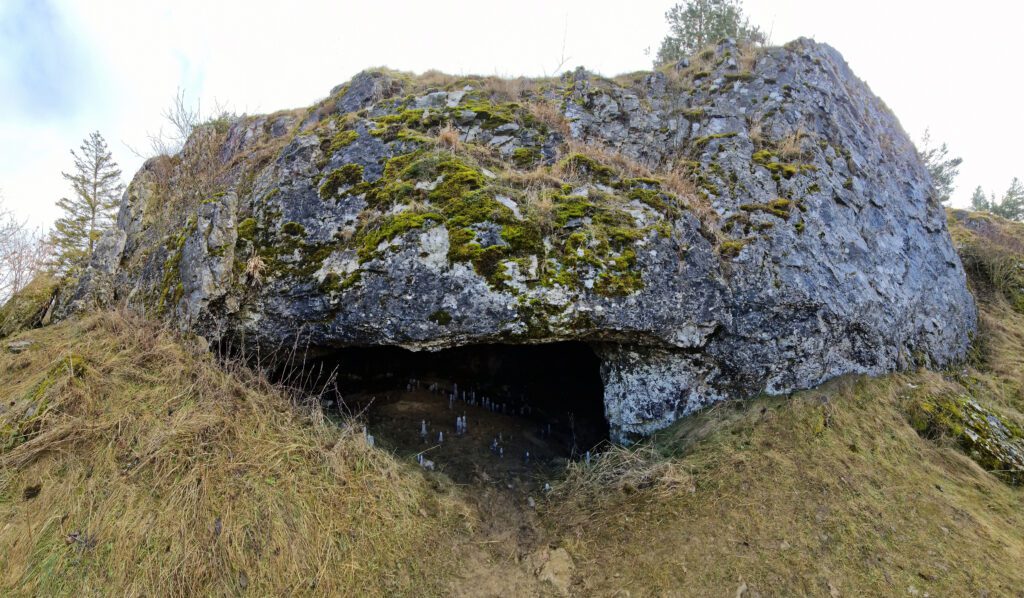 Na fotce je Smrtní jeskyně drobná, přitom má ale mnohem větší velikost.