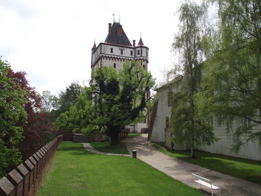 Okolí zámku s hradbami a Bílou věží.