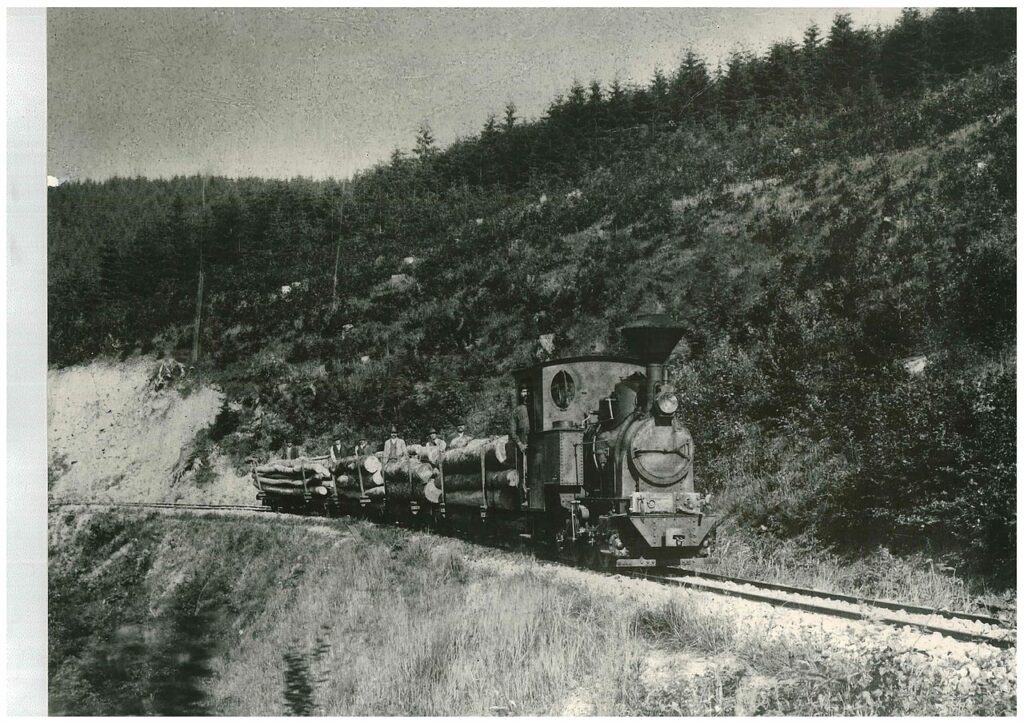 Historický snímek železnice.