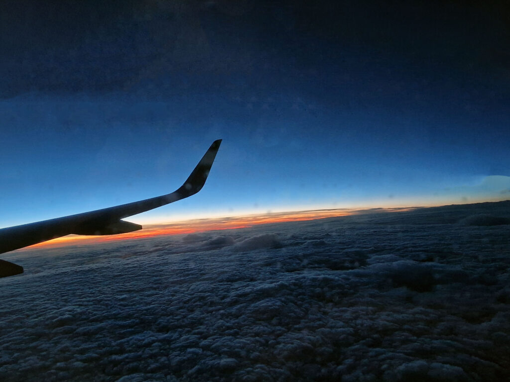 A sledovat západ slunce nad mračným mořem je prostě úžasné. Létání je super!