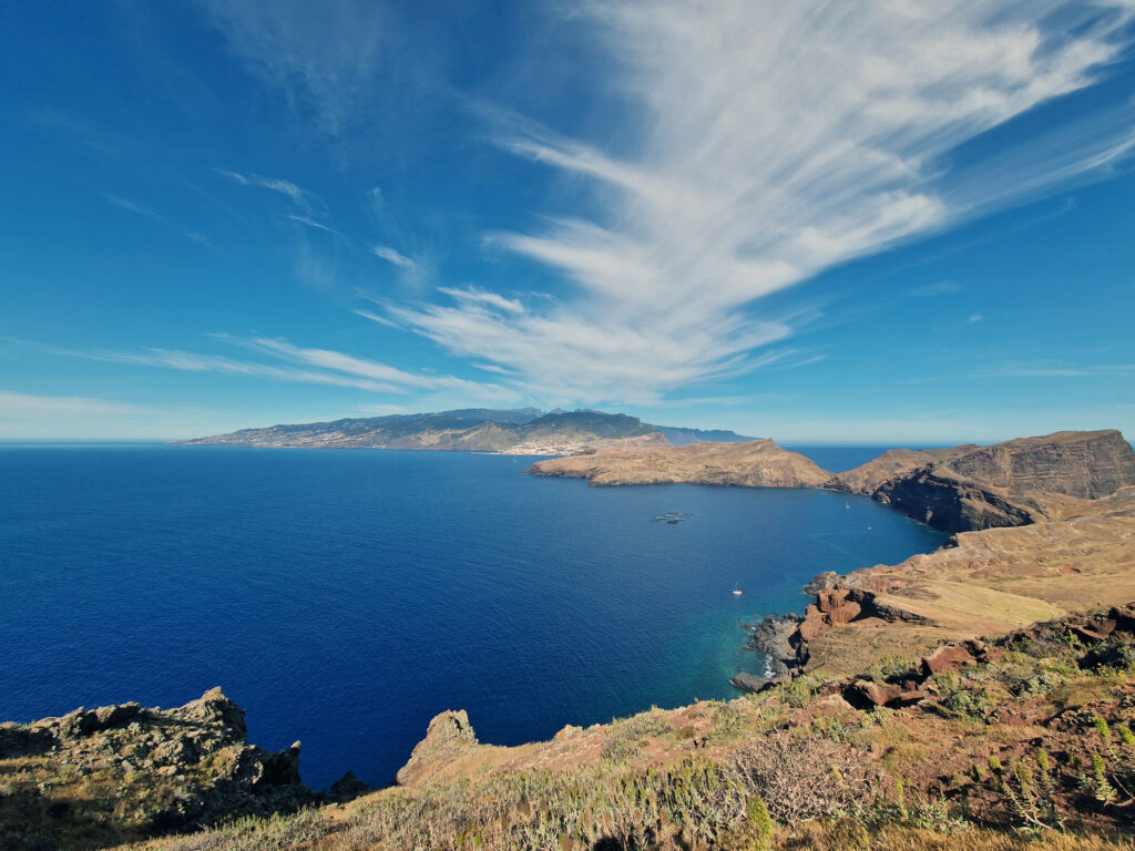 Madeira je nádherný ostrov v Atlantickém oceánu.