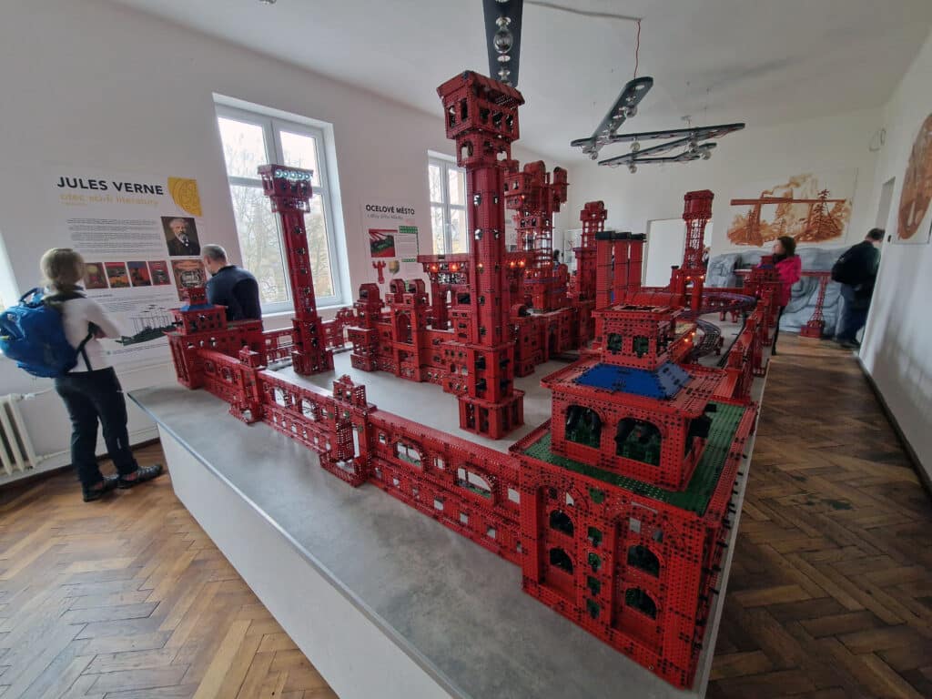 Muzeum stavebnice Merkur vystavuje i tento model Ocelového města.