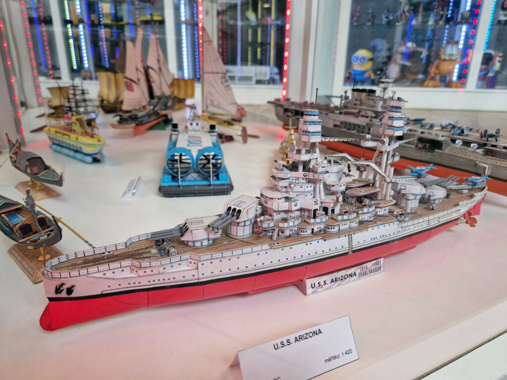Bitevní loď U.S.S. Arizona v Muzeu papírových modelů
