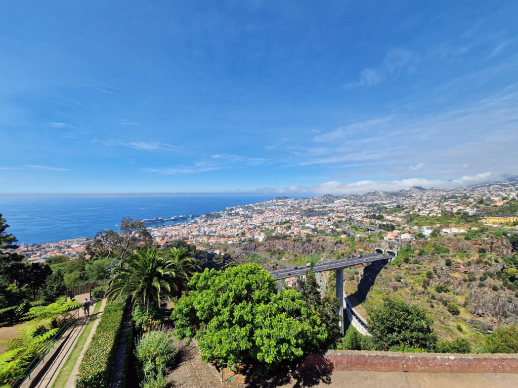 Výhled na Funchal z vyhlídek botanické zahrady Jardim Botânico da Madeira.