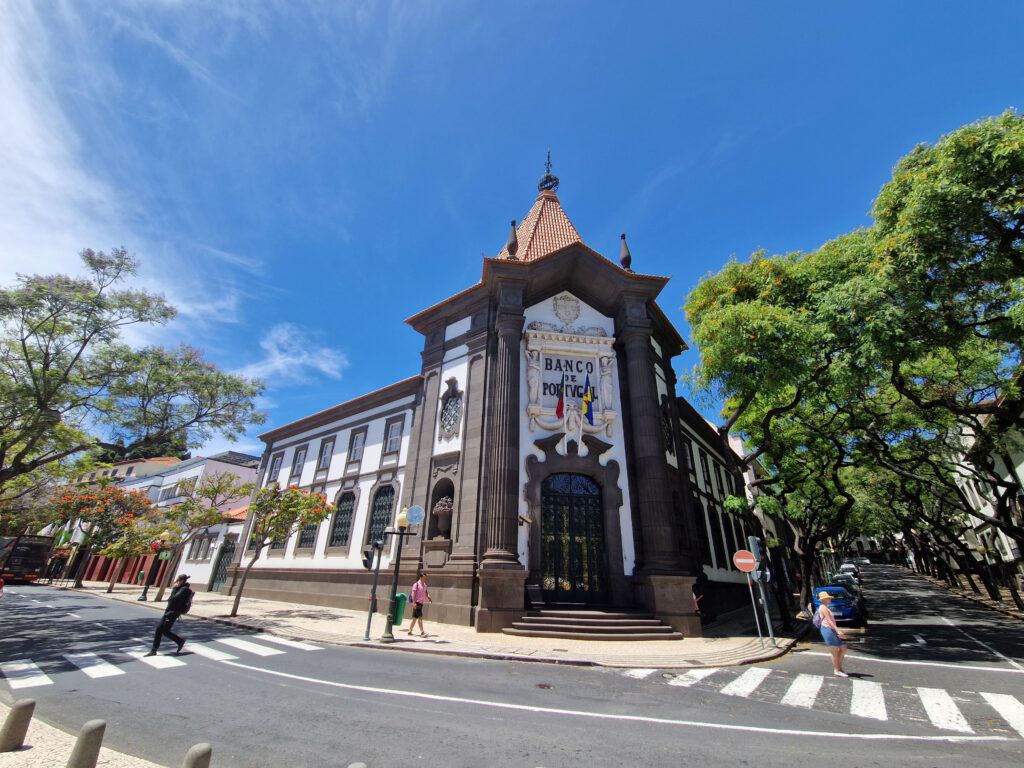 Funchal má historické jádro. Zde je historická budova Portugalské banky.