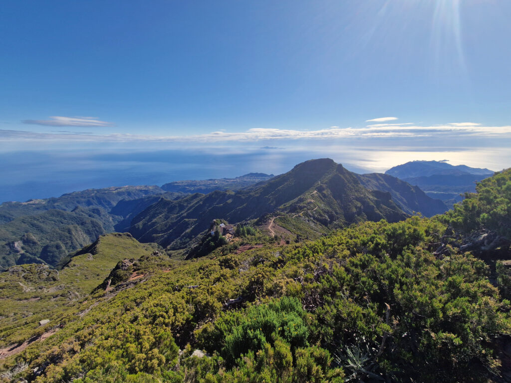 Z nejvyššího bodu Pico Ruivo jsou nádherné výhledy.
