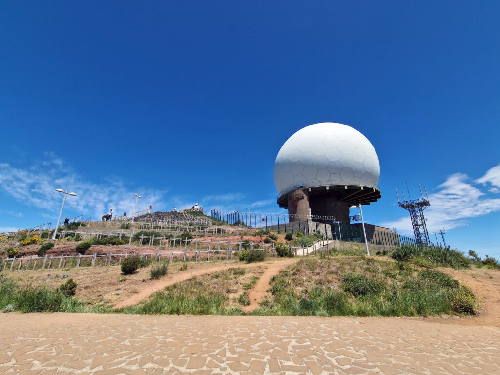 Vojenský radar a vyhlídka na Pico do Arieiro.