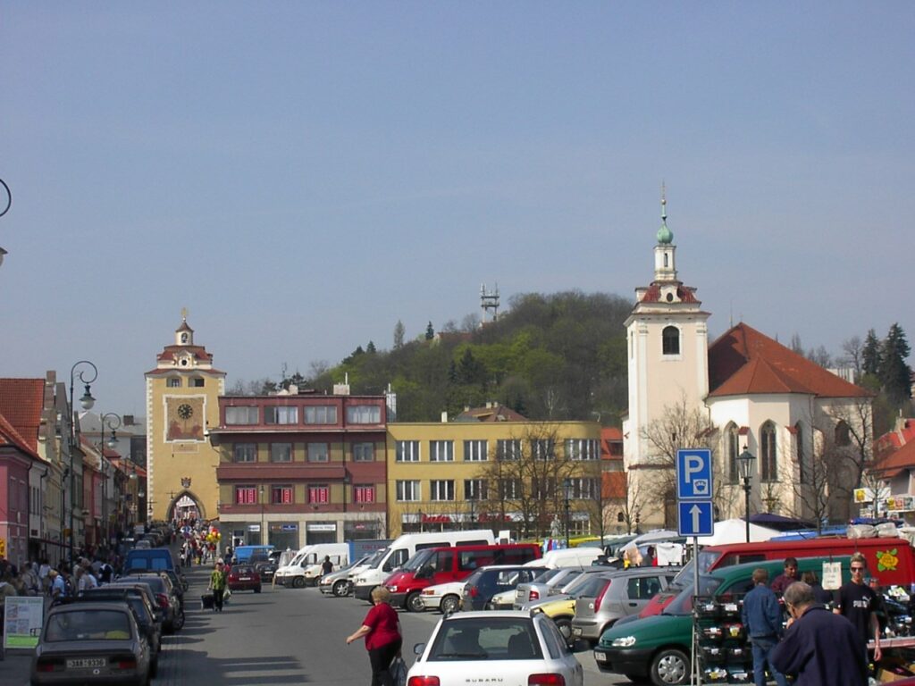 Náměstí s Plzeňskou bránou.