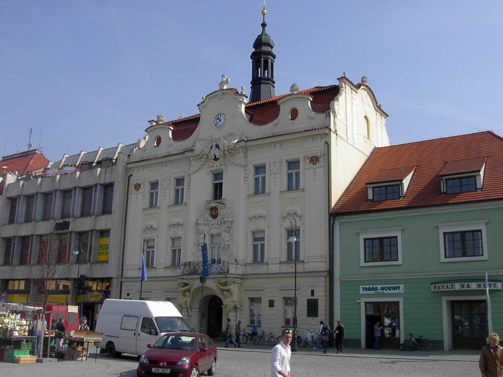 Centrum s historickou radnicí.