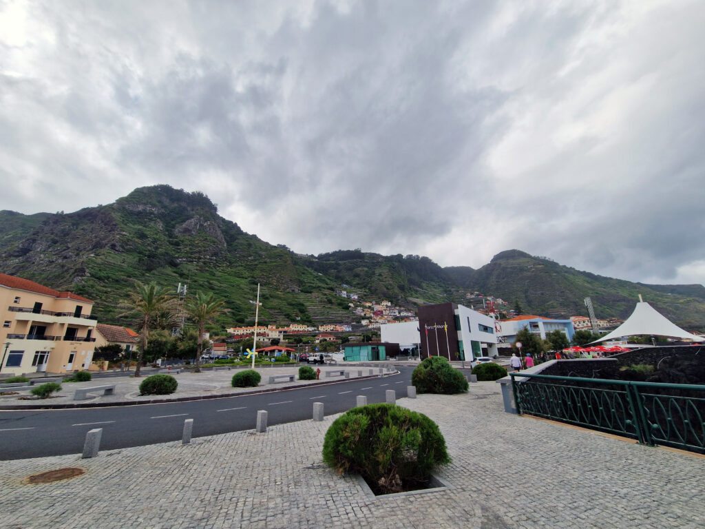 Porto Moniz pod vysokými kopci je turistickým centrem na severozápadě.