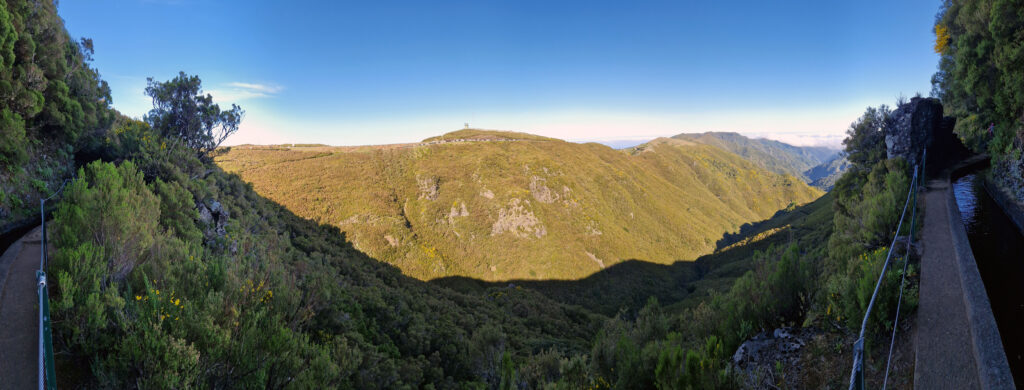 Levada das 25 Fontes se nachází v údolí horské plošiny Rabaçal.